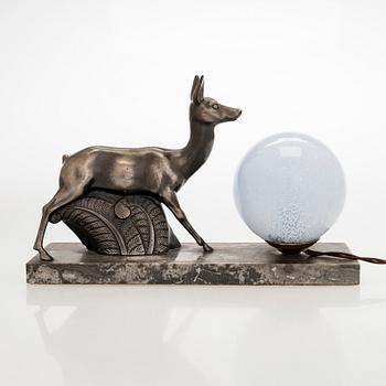 Bordslampa, med dekor av hjort, 1900-talets första hälft.