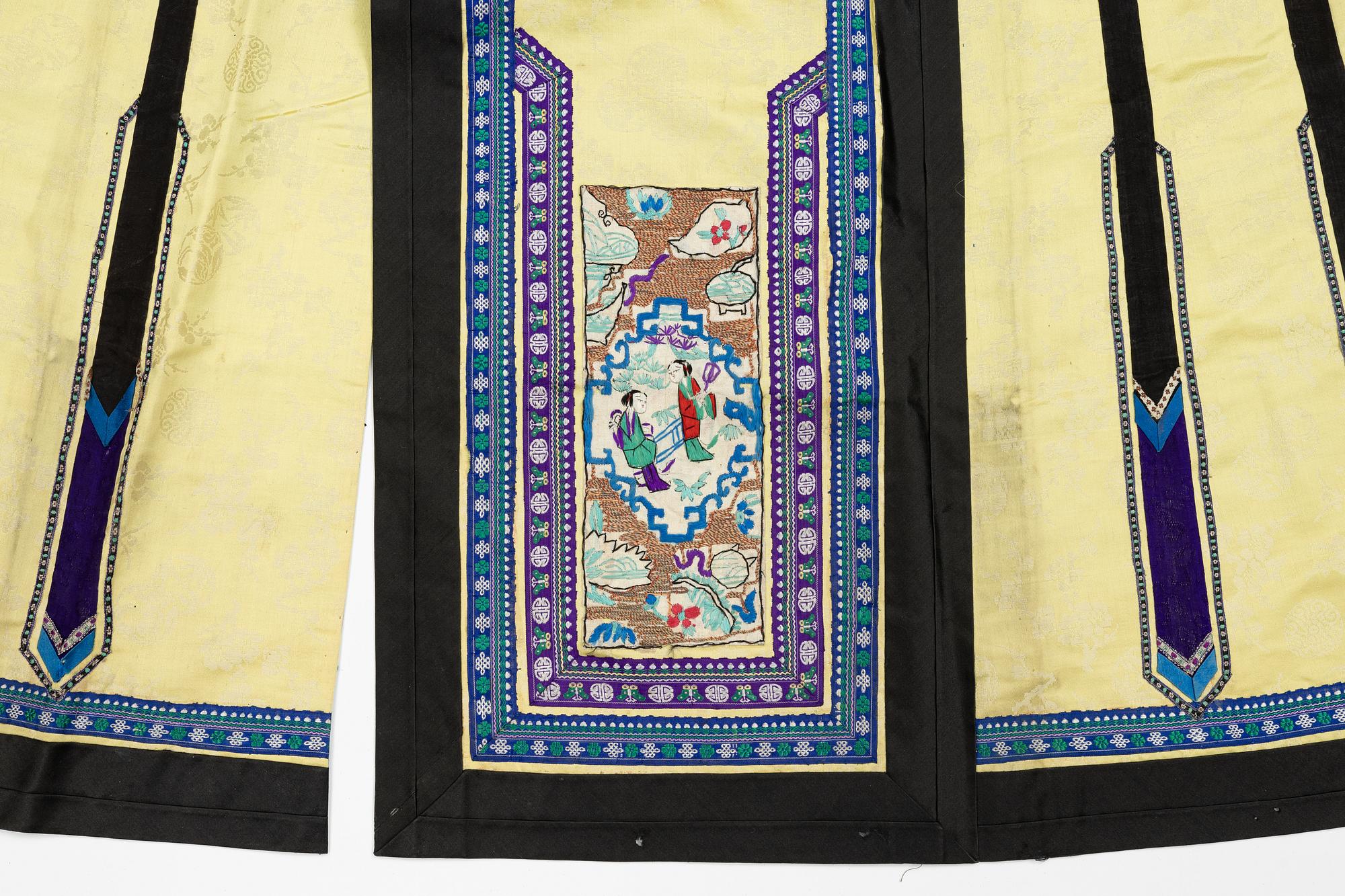 A yellow silk skirt 'Qun', Qing dynasty, 19th century.
