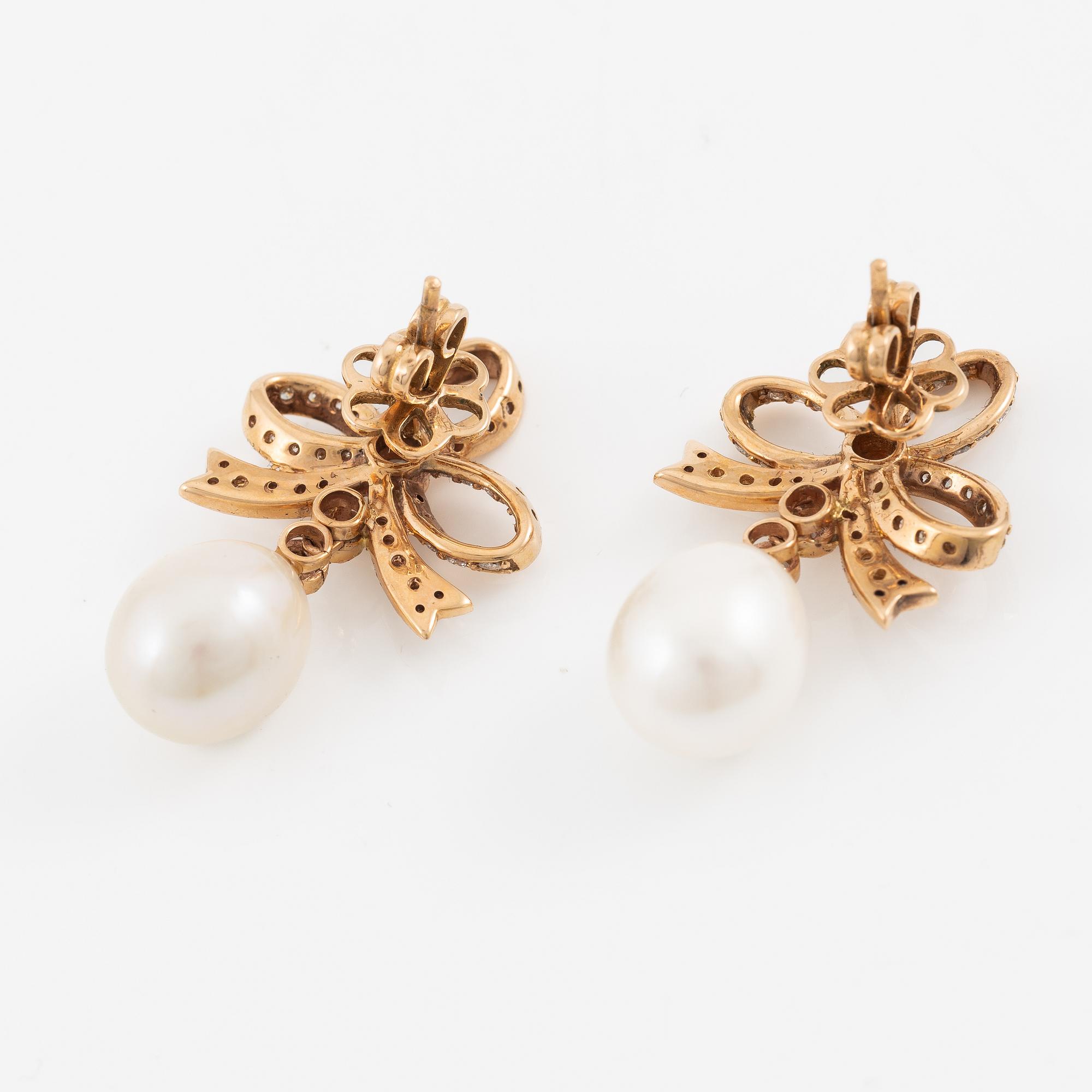 Earrings, a pair, 18K rose gold with cultured freshwater pearls and brilliant-cut diamonds.