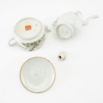 Teapots 2 pcs China 18th/19th century porcelain.