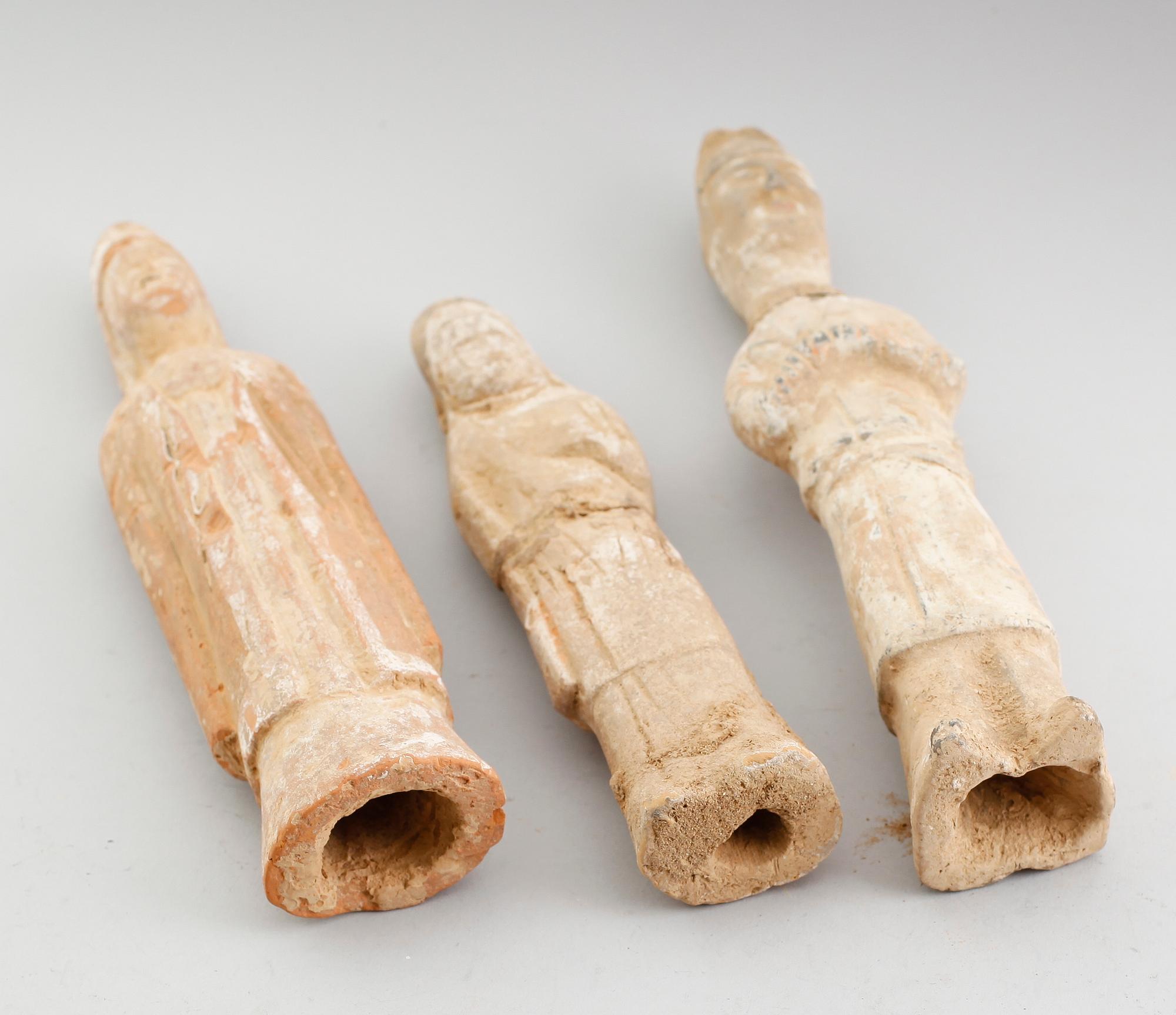 GRAVFIGURER, 3 st, lergods, Kina, sannolikt forntida.