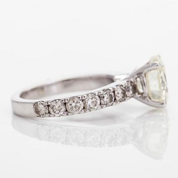 Ring, 18K vitguld, med en briljantslipad diamant ca 3.00 ct,