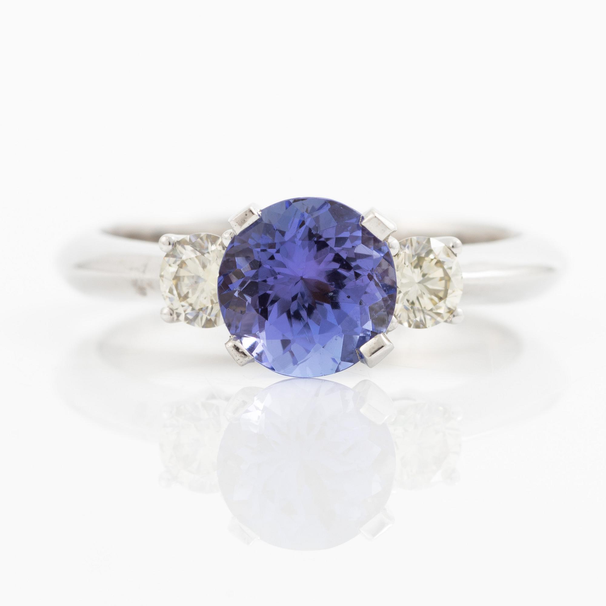Ring 18K white gold with tanzanite and brilliant-cut diamonds.