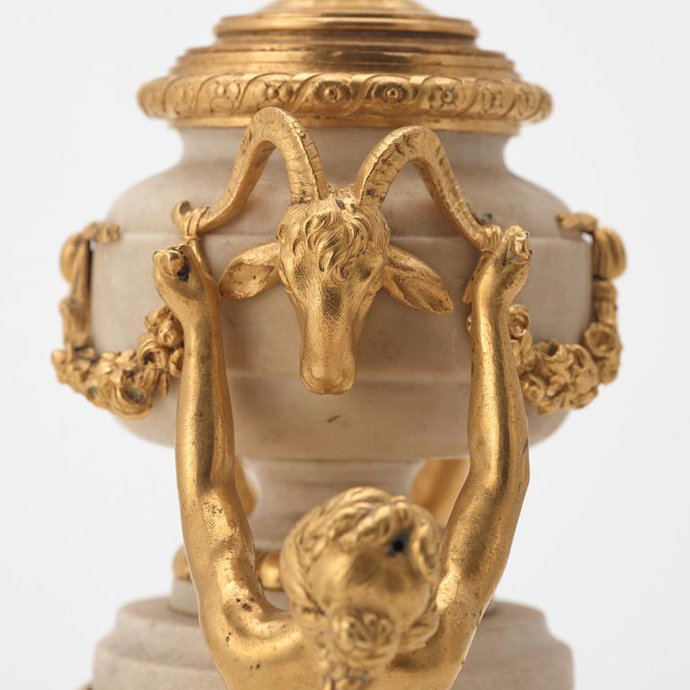 BORDSUPPSATS, "Monument Antique", Louis XVI, möjligen från Pierre Gouthières verkstad 1760-tal.
