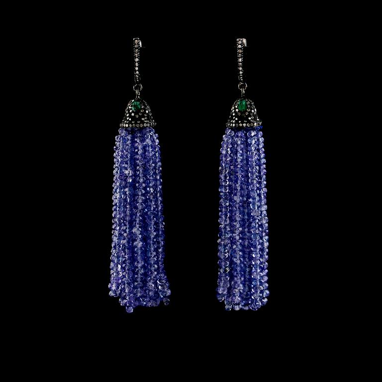 ÖRHÄNGEN, silver och guld, smaragder tot ca 0.35 ct, , diamanter tot ca 0.85 ct och tanzaniter.