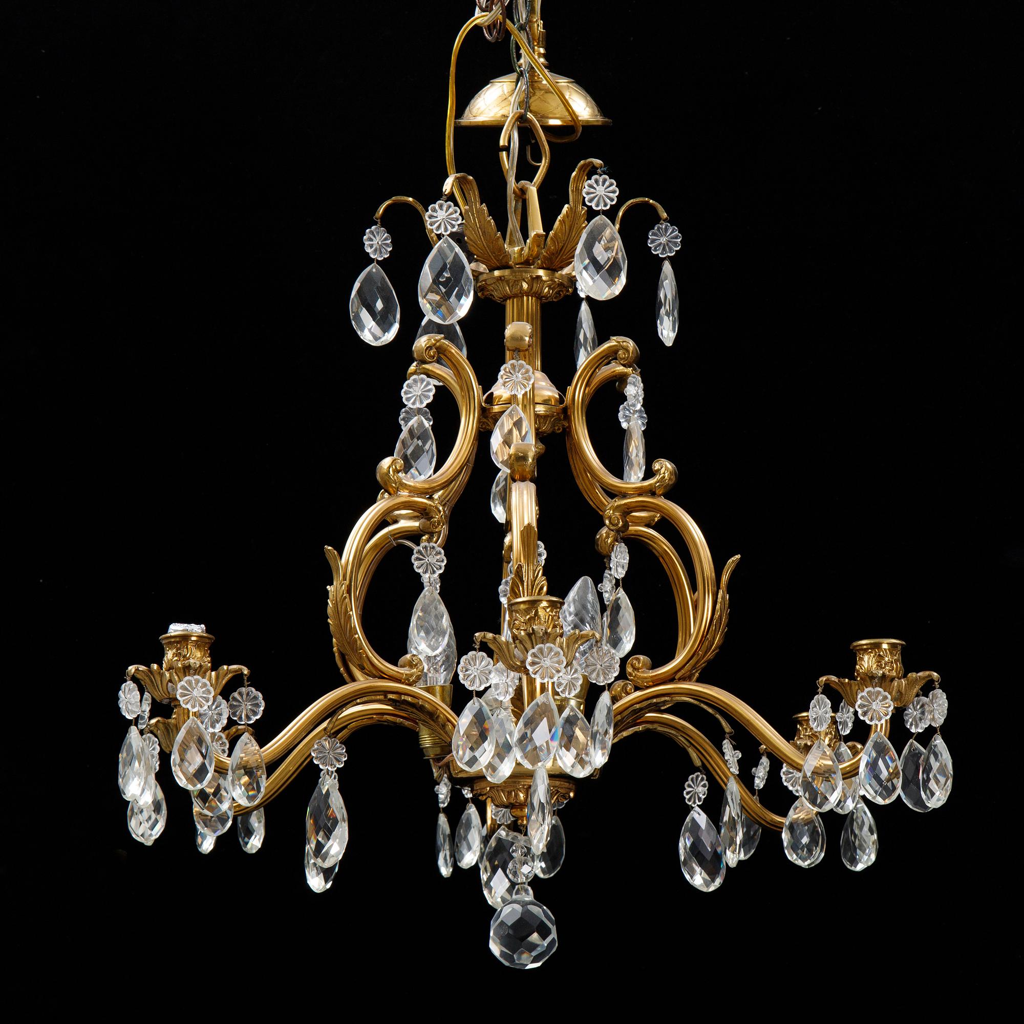 A Rococo style chandelier, erly 20th Century.