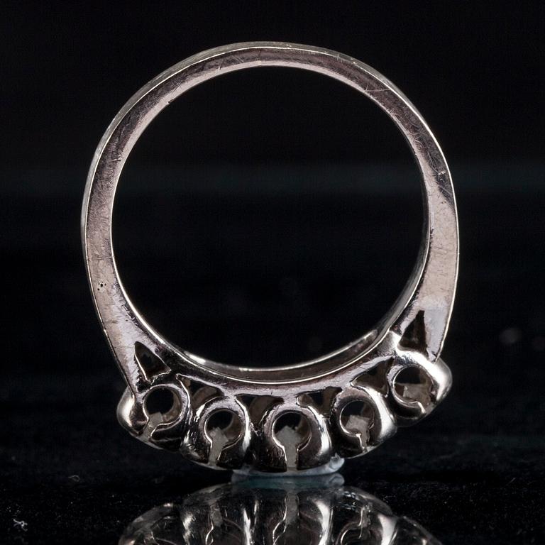 RING, vitguld, fem briljantslipade diamanter tot. ca 0,50 ct. 1900-talets senare hälft. Vikt 3,6 g.