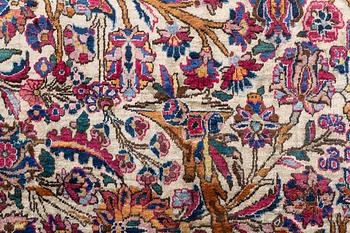 A carpet, semi-antik, silk Kashan, ca 315,5 x 204 cm.