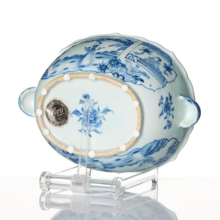 A blue and white tureen with cover and stand, Qing dynasty, Qianlong (1736-95).