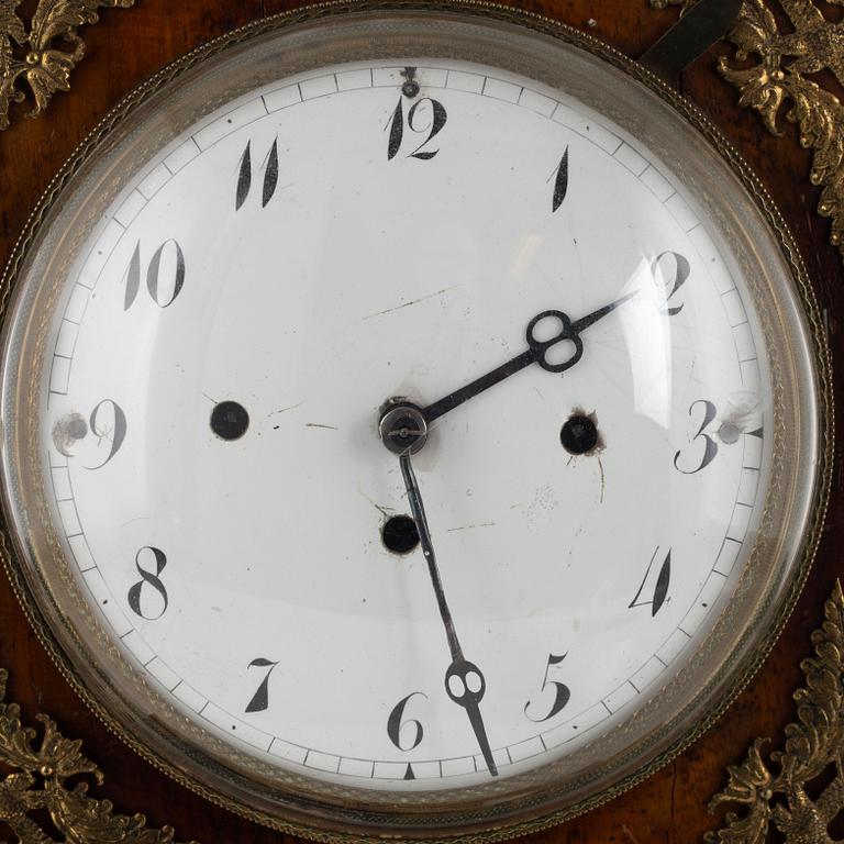A Biedermeier mantel clock, first half of the 19th Century.