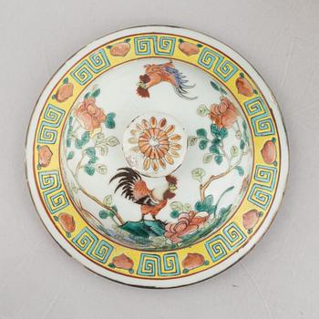 A famille rose 'rooster' jar with cover, Qing dynasty, circa 1900.
