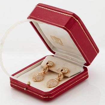 Cartier a pair of earrings in 18K gold set with round brilliant-cut diamonds.