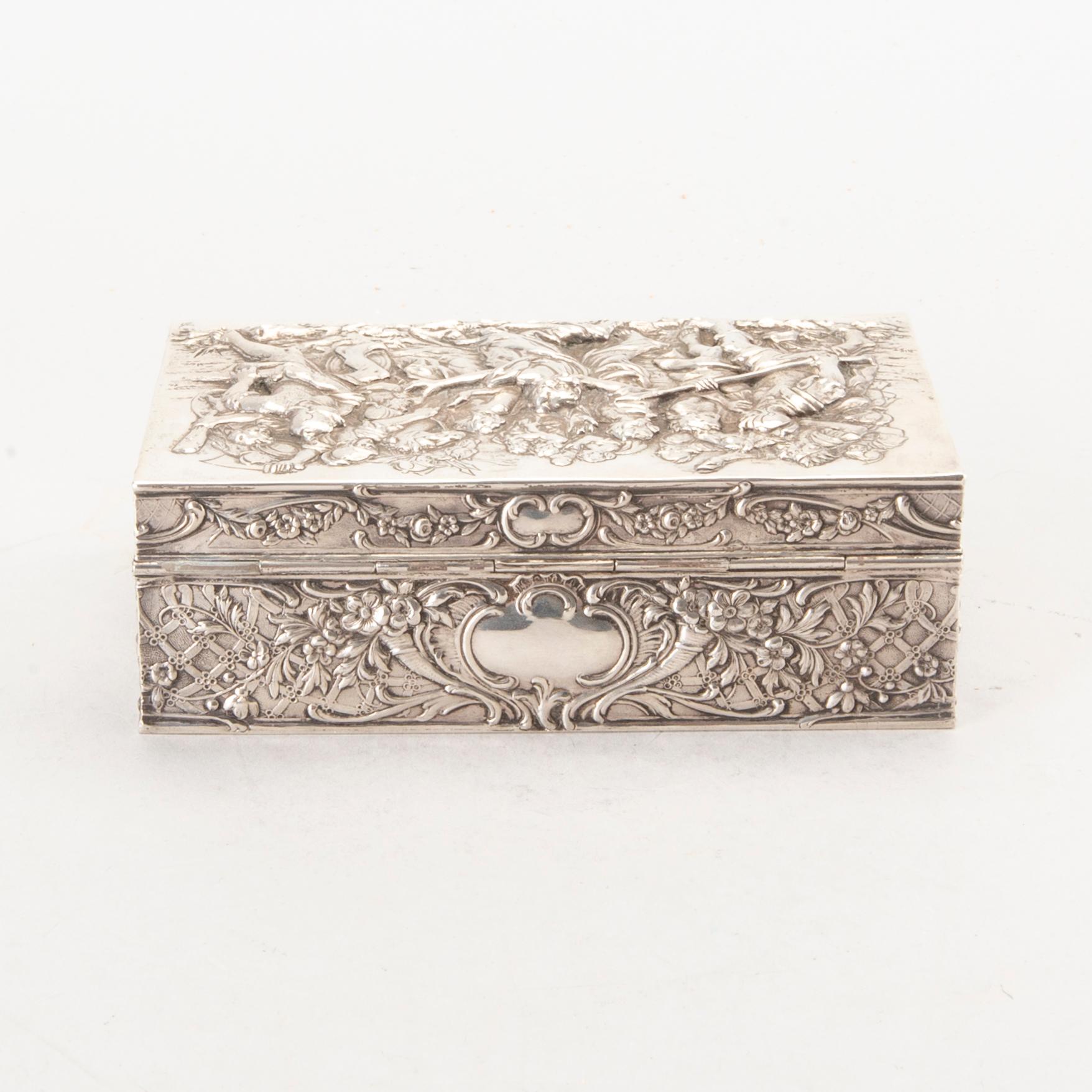 J. L SCHLINGLOFF, a german Hanau early 20th century silver box. Weight 400 gram.