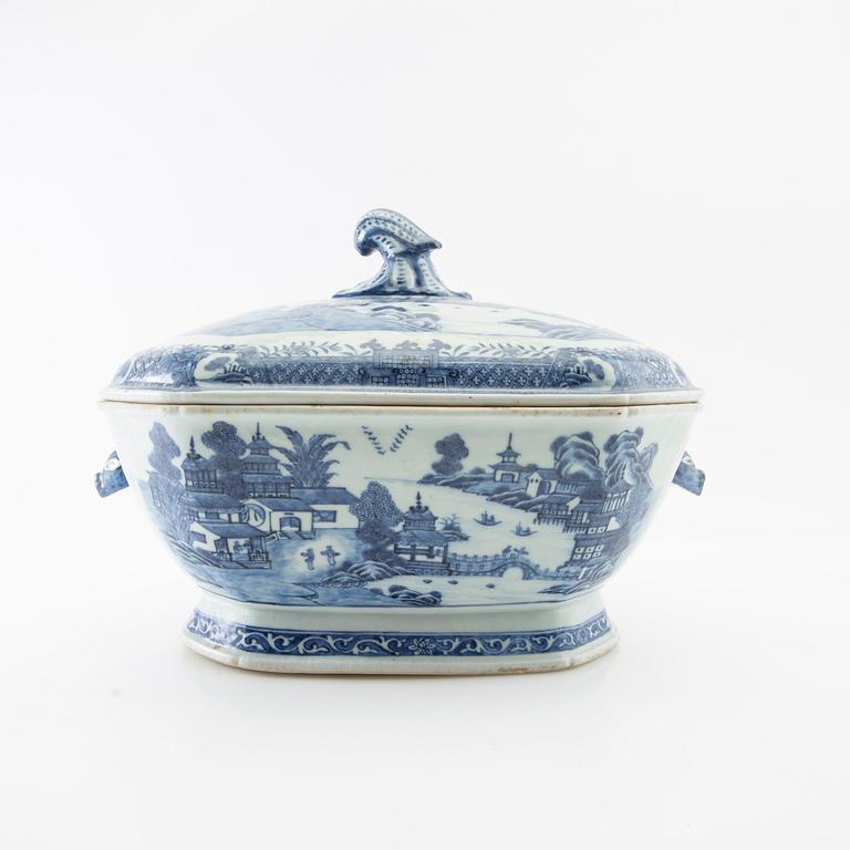 Tureen with lid China Qianlong (1736-95) porcelain.