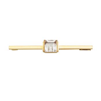 426. A Wiwen Nilsson 18k gold brooch with a facet cut rock crystal, Lund 1971.