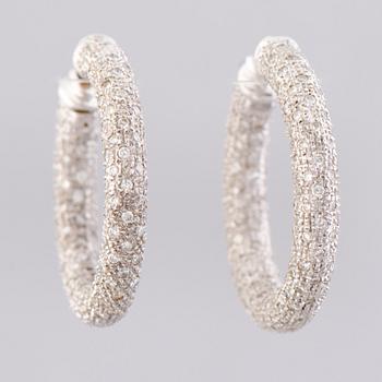 A PAIR OF EARRINGS, brilliant cut diamonds, 18K white gold.