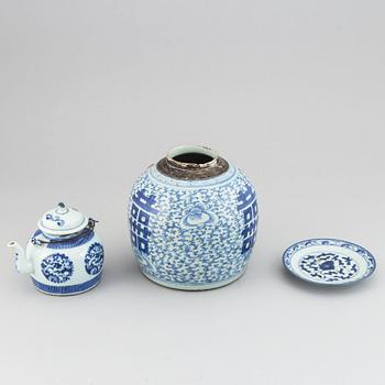 A blue and white jar, teapot with cover and a dish, Qing dynasty, 19th Century.