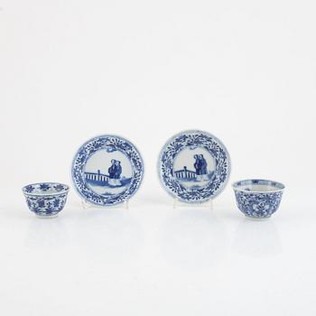 Two Chinese blue and white porcelain cups with saucers, Qing dynasty, Kangxi (1662-1722).