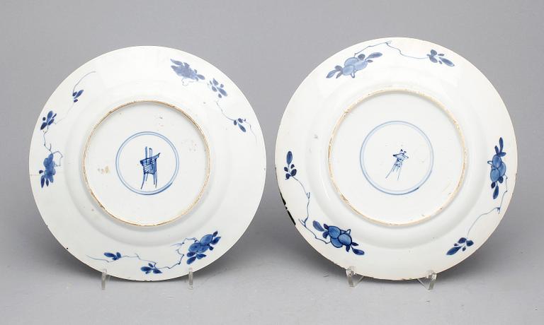 TALLRIKAR, 2 st snarlika, porslin, Kina, Qing dynastin, Kangxi (1662-1722).