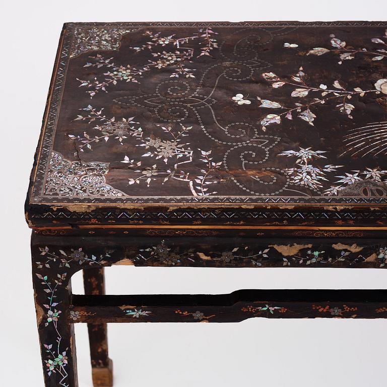 Altarbord, svartlackerad och med inläggningar av pärlemor, 16/1700-tal.