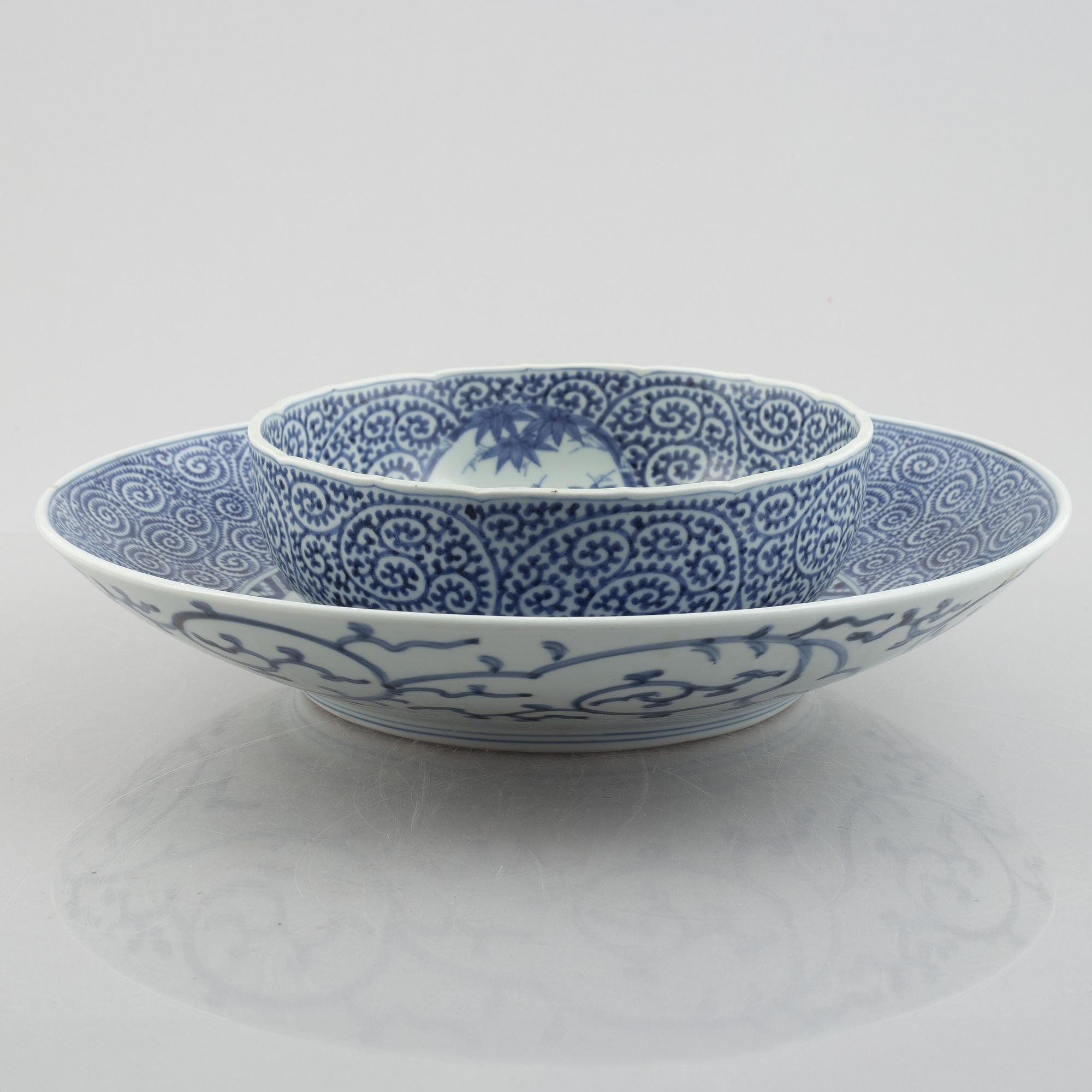 Skålar, två stycken, samt fat, porslin. Japan, Meiji (1898-1912).
