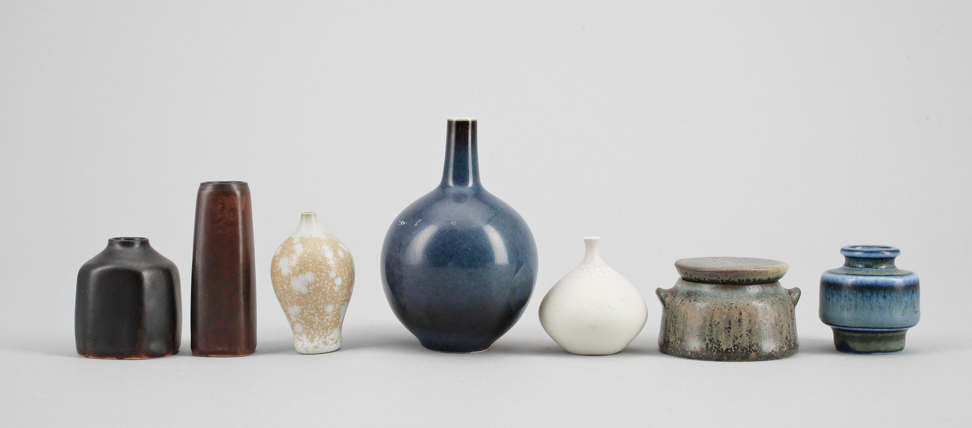 MINIATYRER, 7 st, stengods, bla Stig Lindberg och Gunnar Nylund, Gustavsberg respektive Rörstrand.