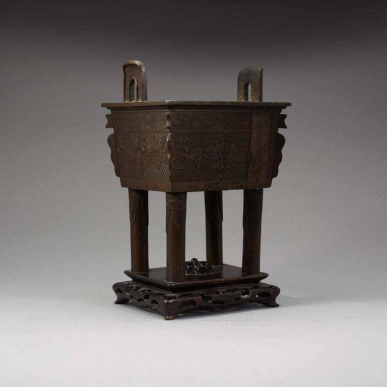 A large bornze censer, Qing dynasty with inscription.