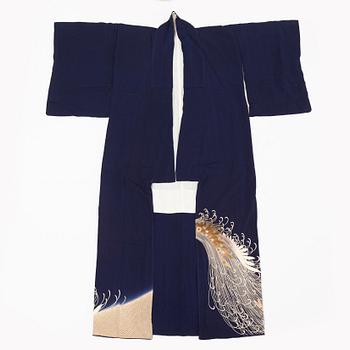 A Japanese silk kimono, 20th Century.