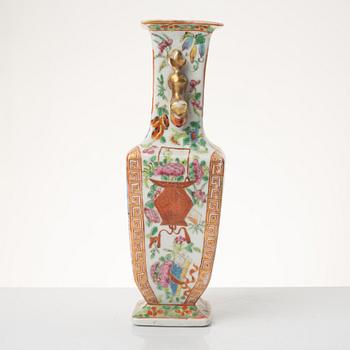 A famille rose Canton vase, Qing dynasty, 19th century.