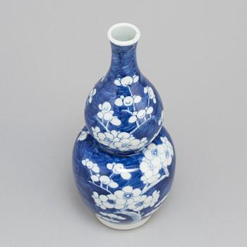 A blue and white double gourd vase, Qing dynasty, circa 1900.