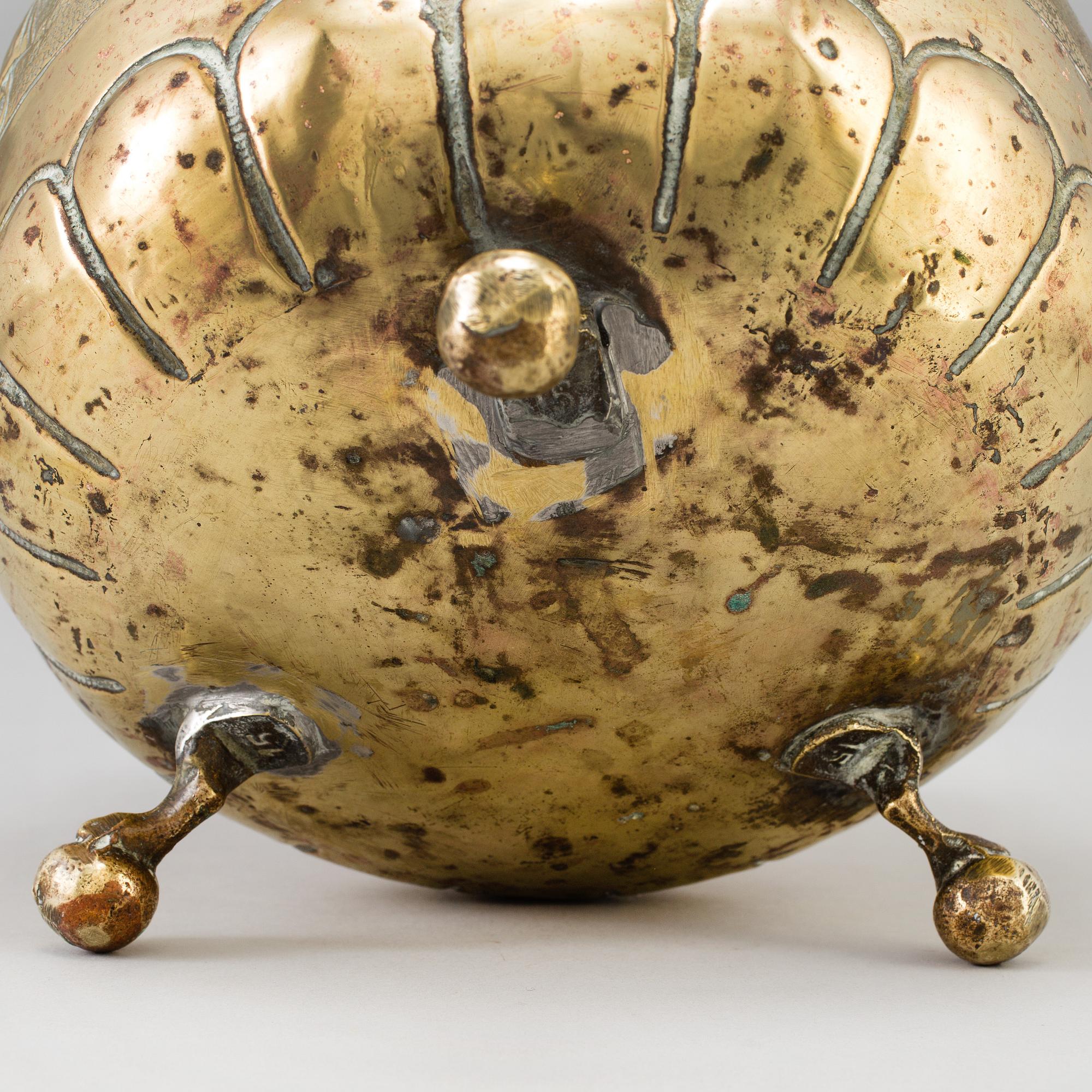 A BRASS FLOWER POT, 19th century.
