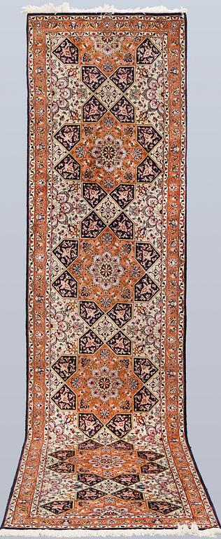 Gallerimatta, Täbris, part silk, s.k. 50 Radj, ca 300 x 77 cm.