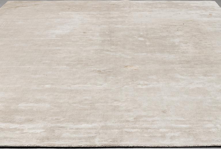A Layrered "Francis Pearl" carpet, 300x400 cm.