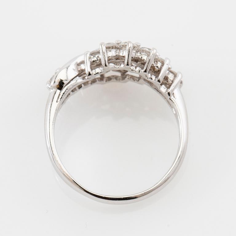 Ring 18K white gold set with round brilliant-cut diamonds.