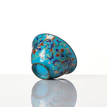 Bägare samt kopp med fat, emalj på koppar. Qingdynastin, 1700/1800-tal.