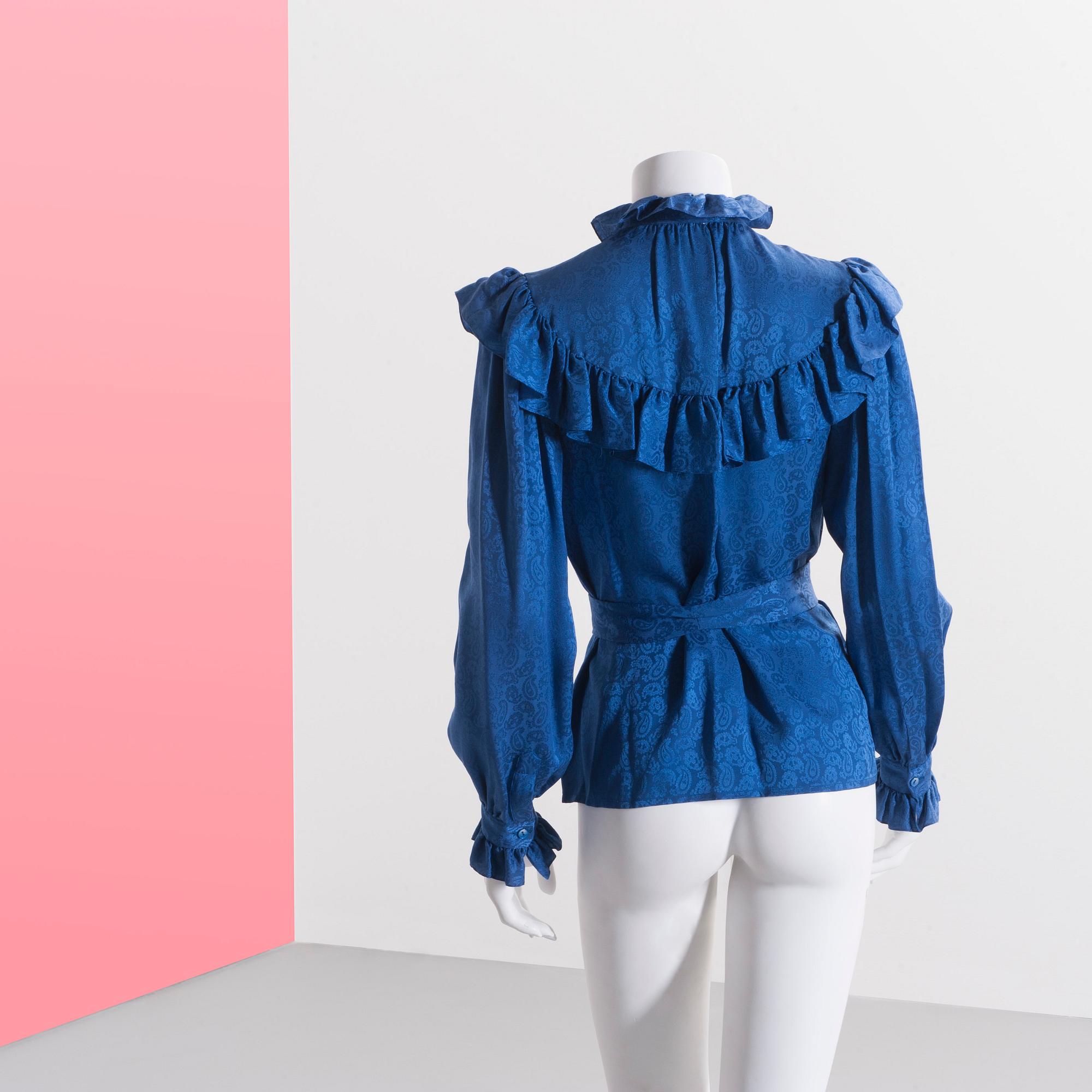 KNYTBLUS, Yves Saint Laurent.