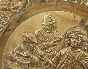 VÄGGPLÅT samt LJUSPLÅT, mässing, barockstil, omkring sekelskiftet 1900.