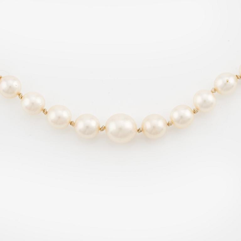 Pärlcollier, med doserade odlade pärlor, lås 18K vitguld med små rubiner och pärlor.