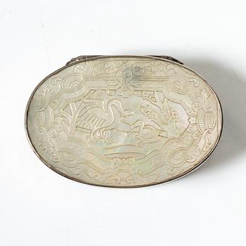 Lars Hessling, dosa, silver och pärlemor, Linköping (verksam 1775-1799 (1800)).