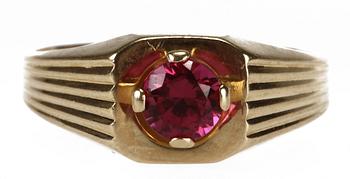 RING, 18k guld med röd sten.
