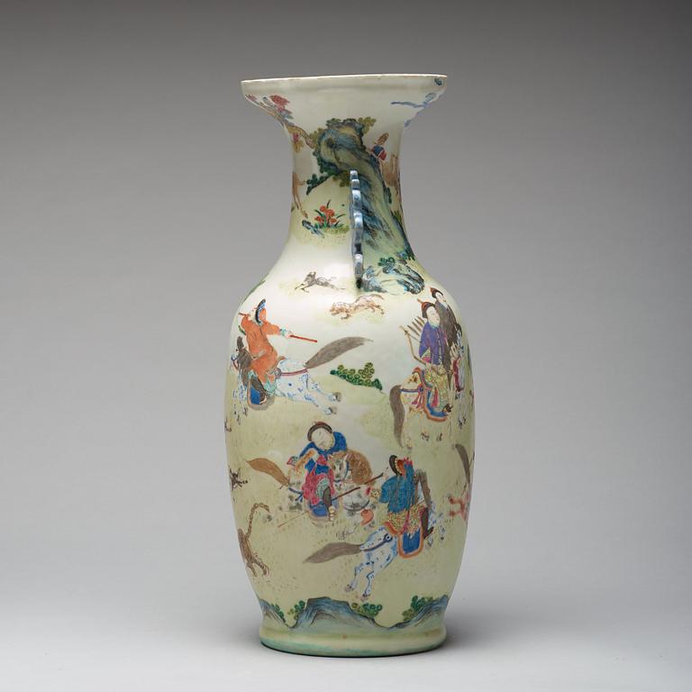 A large famille rose vase, Qing dynasty, 19th century.