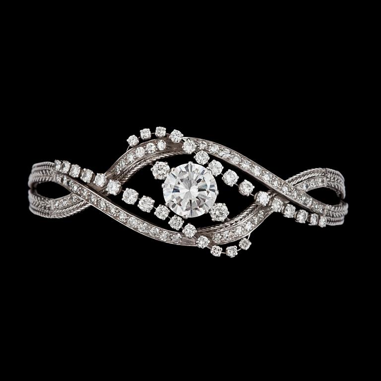 A totally circa 4.30 cts brilliant-cut diamond bracelet. Center stone circa 3.00 cts, quality circa H/VVS.