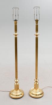 GOLVLAMPOR, 2 st, mässing, 1900-talets andra hälft.