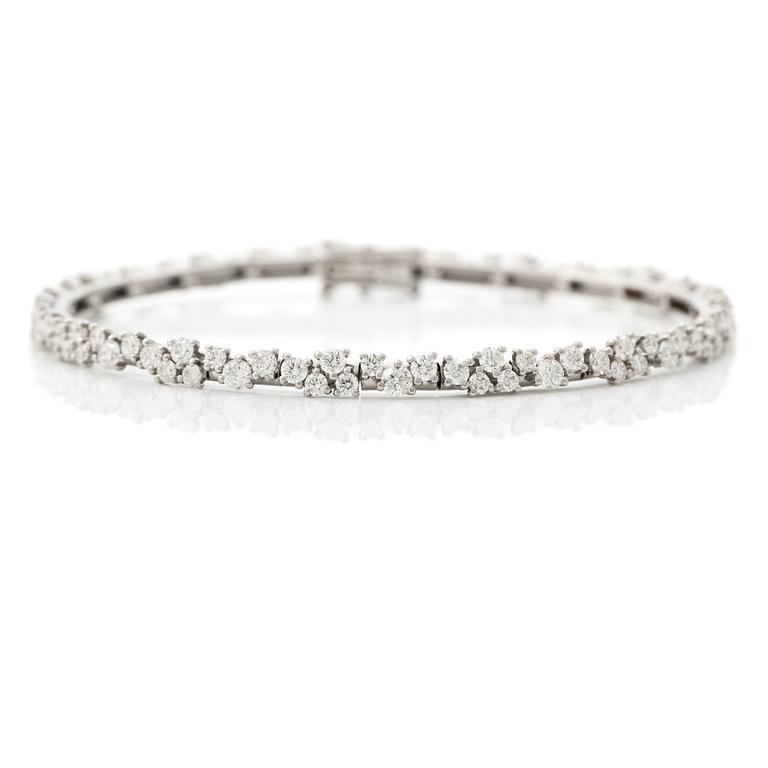 Bracelet 14K gold with round brilliant-cut diamonds.