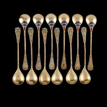 TESKEDAR, 12 st, förgyllt och emaljerat silver, 1900-tal. Vikt 192 g.