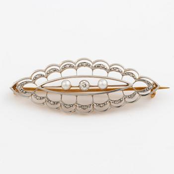 Brooch 18K gold and platinum with cultured pearls and old mine and rose-cut diamonds.