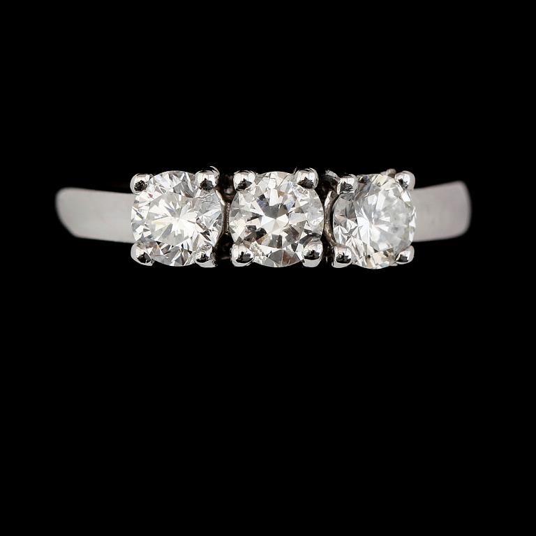 RING, 18K vitguld, 3 briljantslipade diamanter tot ca 1.15 ct.