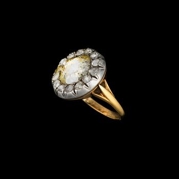 367. RING, 18K guld och silver, rosenslipade diamanter. Kronan från 1700/1800-tal. Skenan Tillander 1930-tal. Vikt ca 4,7 g.