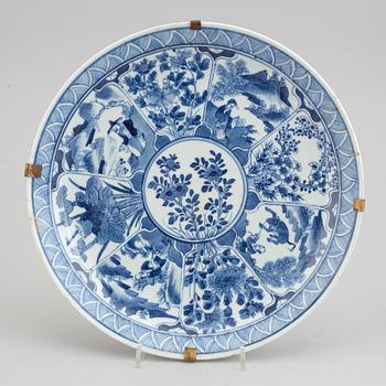 Two blue and white decorated plates, Qing dynasty, late 19th century.