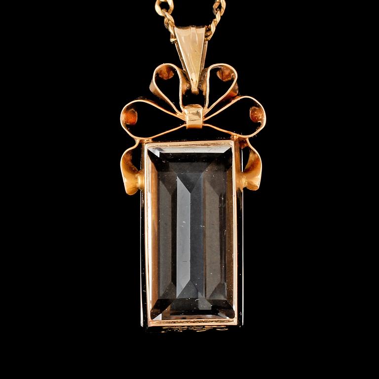 HÄNGE, 18k guld med fasettslipad bergkristall, Stigbert, för Heribert Engelbert, Stockholm, 1943. Vikt 8 g.